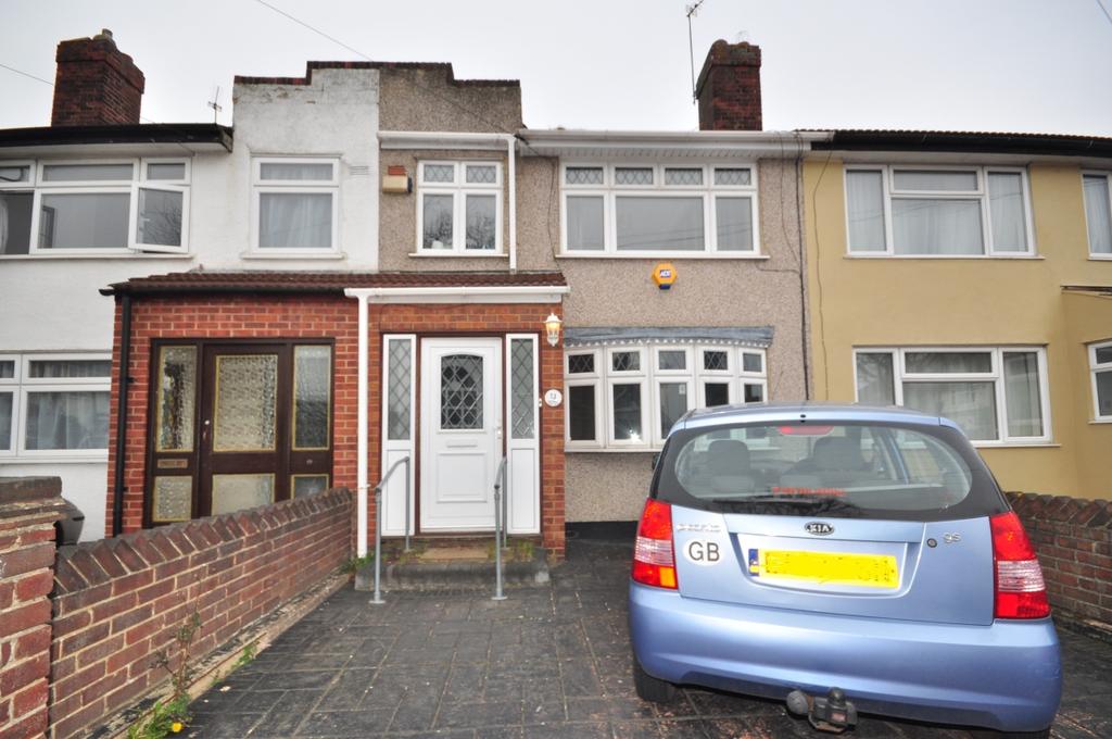 Spring Gardens, Hornchurch, RM12 3 bed terraced house £1,550 pcm (£358 pw)