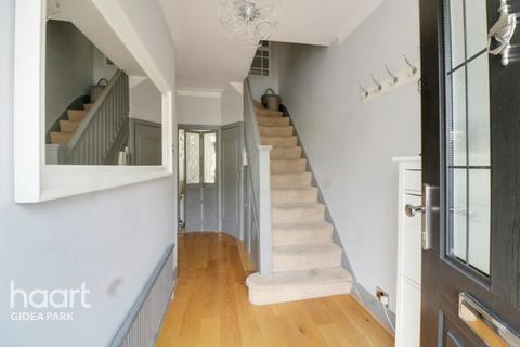 35 Stanley Avenue, Romford, RM2 5DL