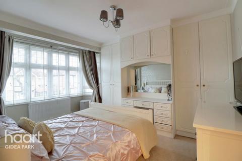 35 Stanley Avenue, Romford, RM2 5DL