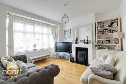 35 Stanley Avenue, Romford, RM2 5DL