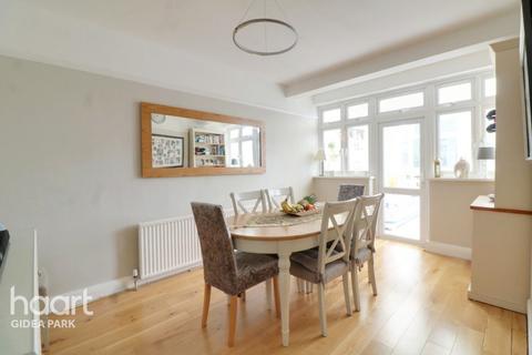 35 Stanley Avenue, Romford, RM2 5DL