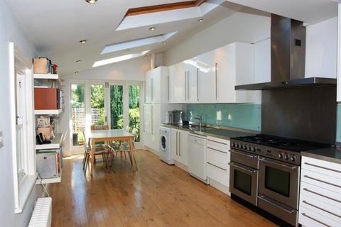 40 New River Crescent, London, N13 5RF