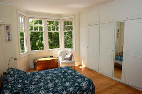 40 New River Crescent, London, N13 5RF