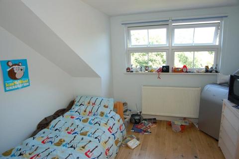 40 New River Crescent, London, N13 5RF