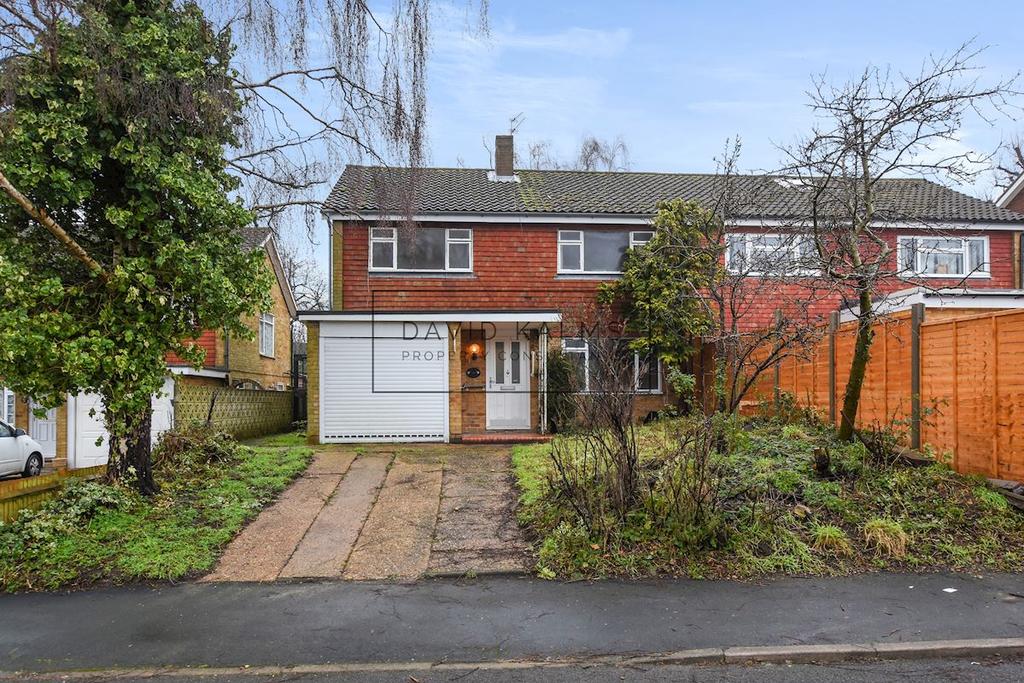 Wren Crescent, Bushey Heath WD23 3 bed semidetached house £575,000