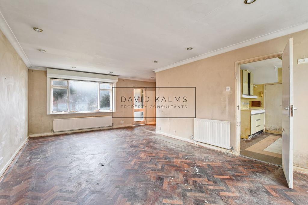 Wren Crescent, Bushey Heath WD23 3 bed semidetached house £575,000