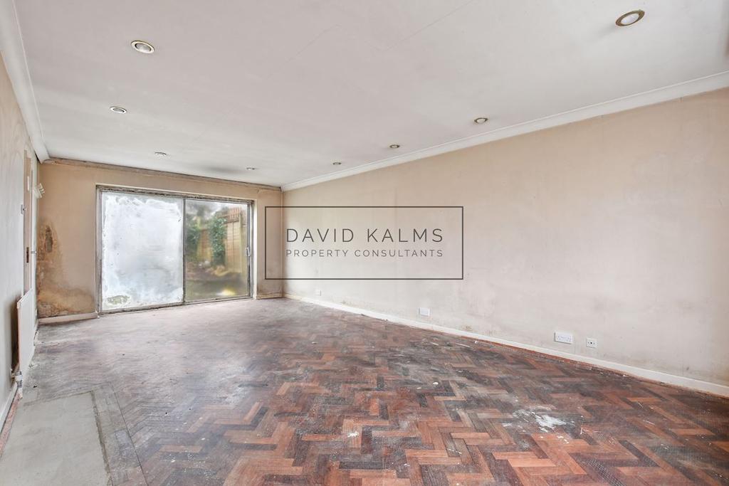 Wren Crescent, Bushey Heath WD23 3 bed semidetached house £575,000