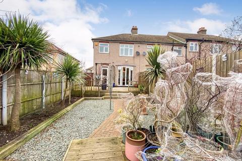14 Lowlands Road, Aveley, South Ockendon, RM15 4ED