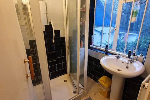 3 bedroom detached house to rent, Renters Avenue, London