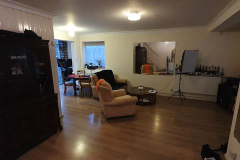 3 bedroom detached house to rent, Renters Avenue, London