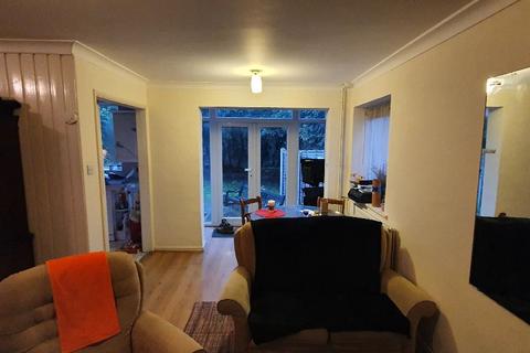 3 bedroom detached house to rent, Renters Avenue, London