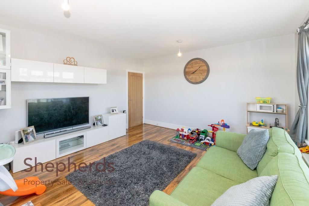 Church Lane, Cheshunt, Hertfordshire 2 bed flat £220,000
