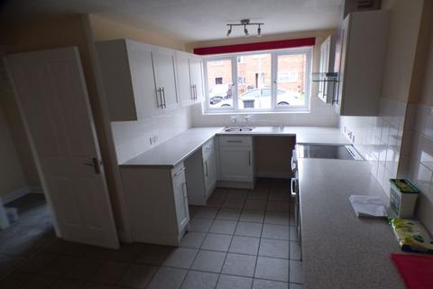 3 bedroom terraced house to rent, Ravenhill Way, Luton