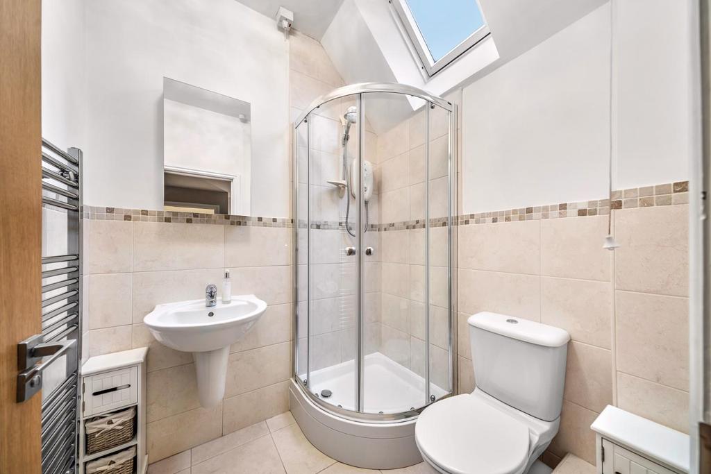 En suite to master bedroom