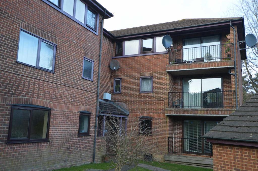 Leabrook, Buller Close, Crowborough 2 bed apartment £900 pcm (£208 pw)
