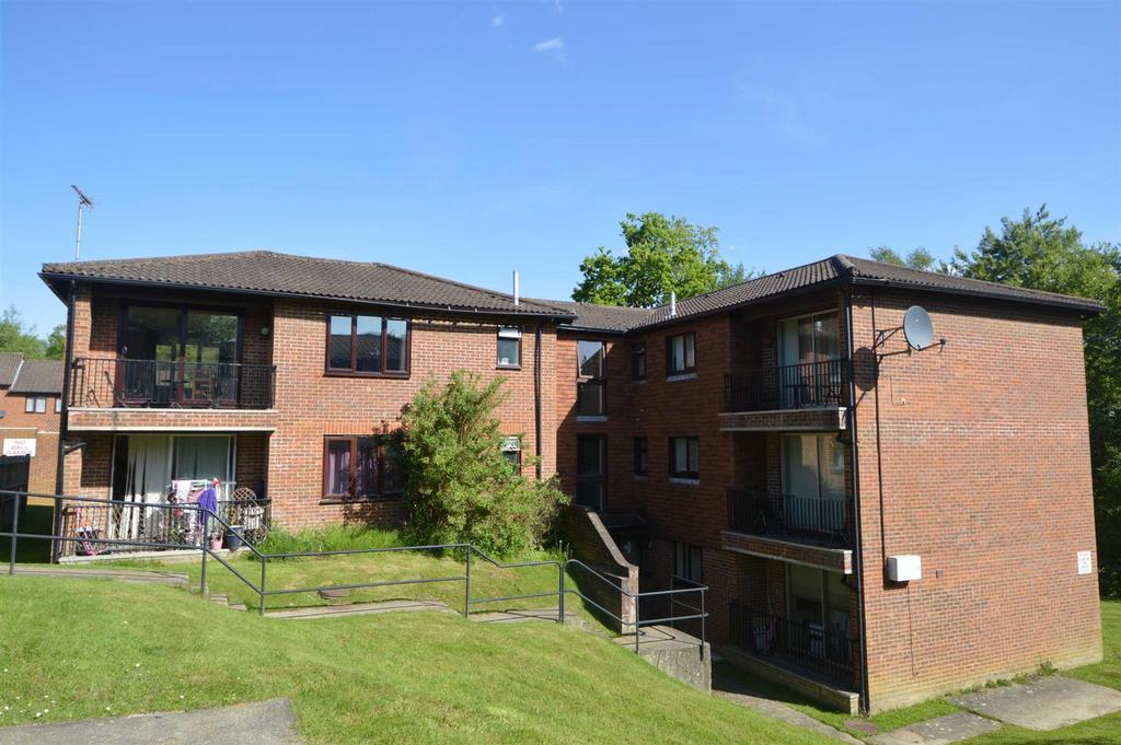 Tollwood Park, Crowborough 2 bed apartment £1,100 pcm (£254 pw)