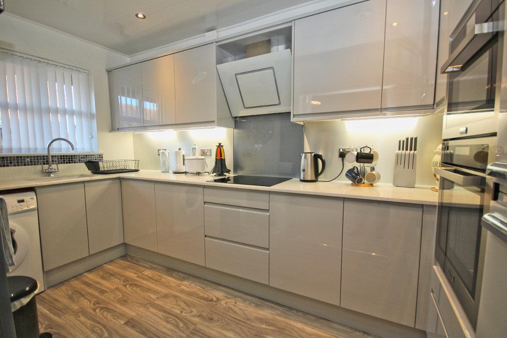 37 John Gray Court WILLEBY (6) lzn.jpg