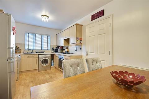 16 Nazareth Close, Bexhill-on-sea, TN40 2LF