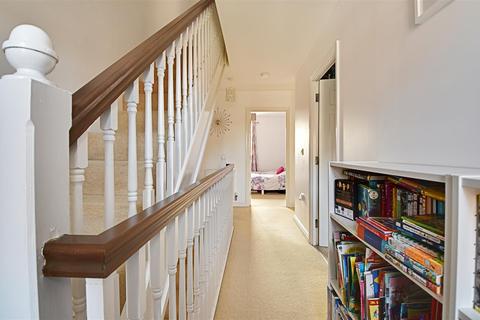 16 Nazareth Close, Bexhill-on-sea, TN40 2LF