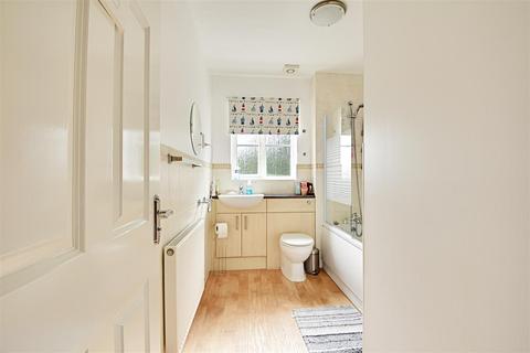 16 Nazareth Close, Bexhill-on-sea, TN40 2LF