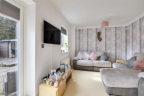 16 Nazareth Close, Bexhill-on-sea, TN40 2LF