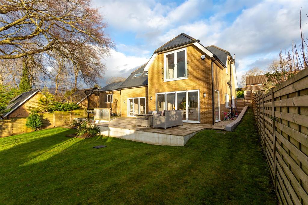 Hillside Close, Banstead 4 bed detached house £875,000