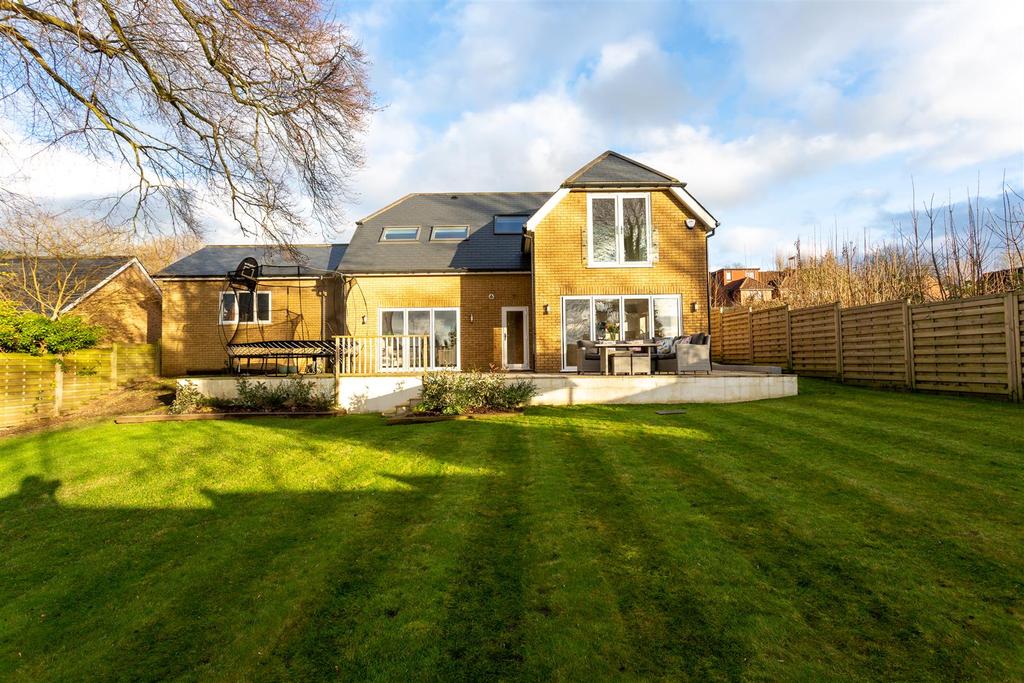 Hillside Close, Banstead 4 bed detached house £875,000