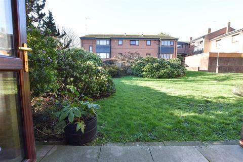 1 Bodmin Close, Eastbourne, BN20 8HZ