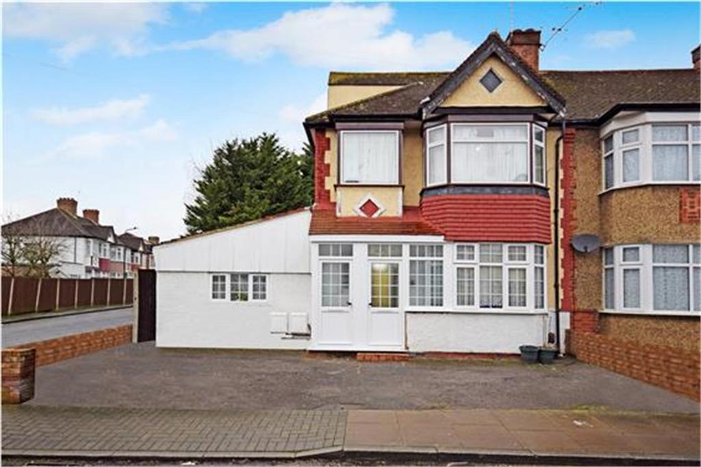 Elms Park Avenue, WEMBLEY 3 bed flat £440,000
