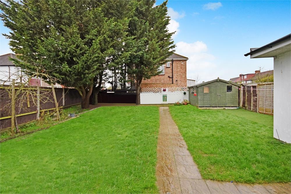Elms Park Avenue, WEMBLEY 3 bed flat £440,000