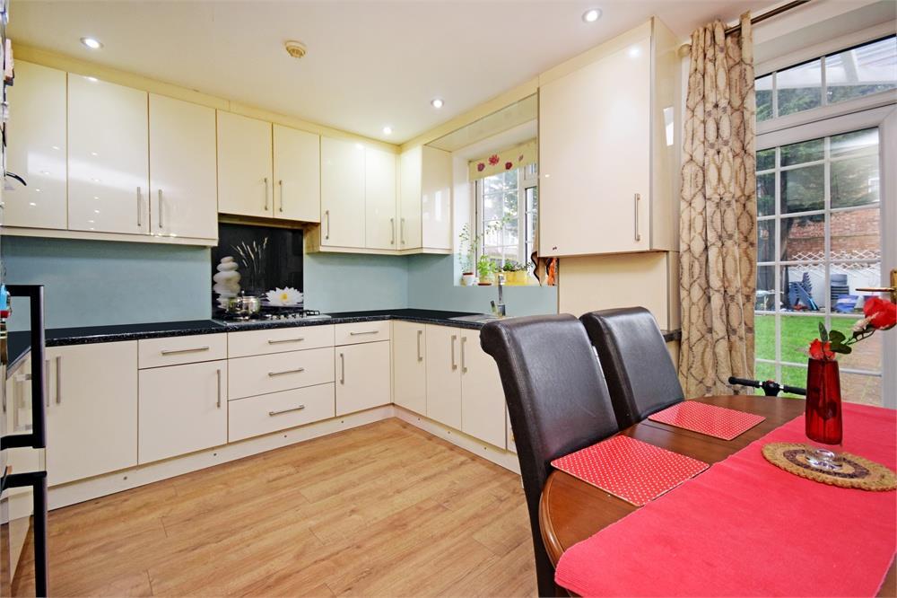 Elms Park Avenue, WEMBLEY 3 bed flat £440,000