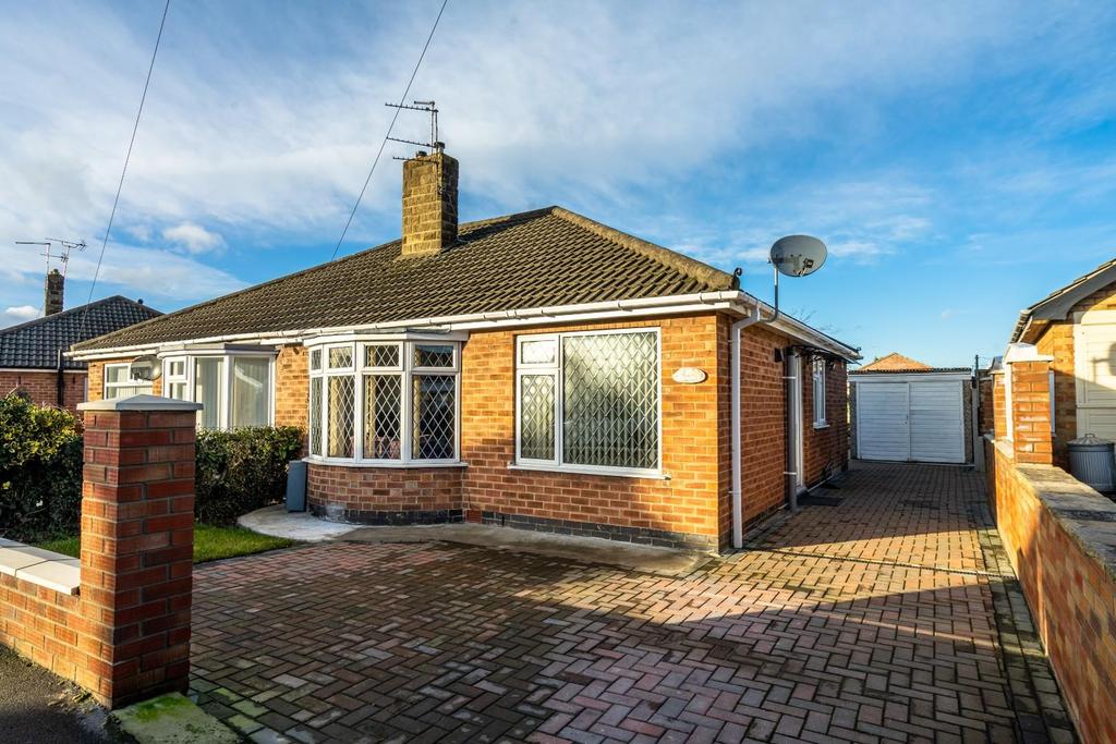 Brockfield Park Drive, Huntington, York 2 bed semidetached bungalow