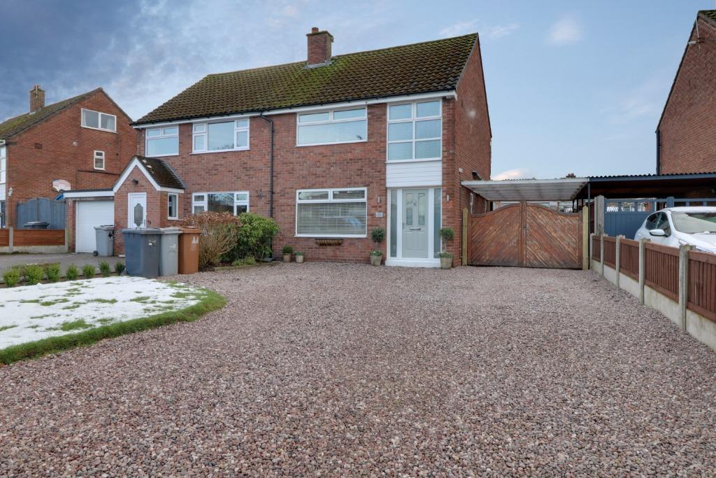 Hind Heath Road, Sandbach, CW11 3 bed semidetached house £250,000