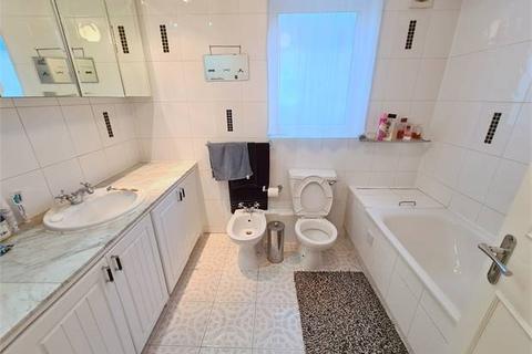 106 Ringstead Road, London, SE6 2BS