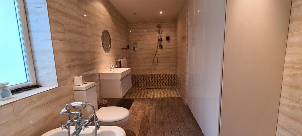 Bath/shower room