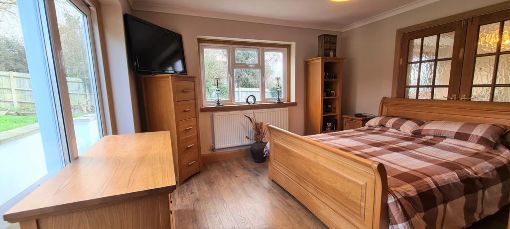 Rear bedroom