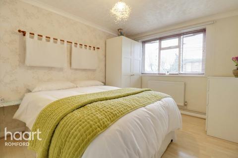Flat 28, Tolbut Court Lennox Close, Romford, RM1 2DY