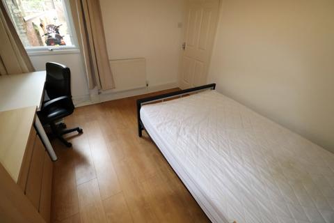 1 bedroom in a house share to rent, Kingsthorpe Grove, Northampton NN2