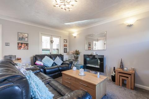 2 Canada Close, Telscombe Cliffs, Peacehaven, BN10 7JH