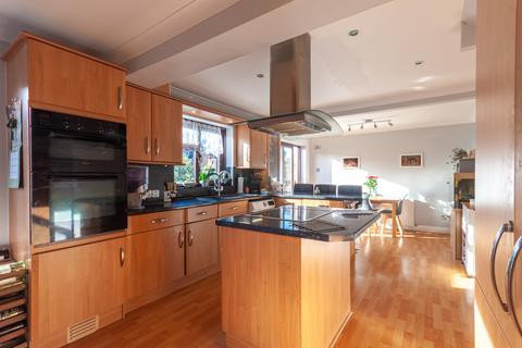 2 Canada Close, Telscombe Cliffs, Peacehaven, BN10 7JH