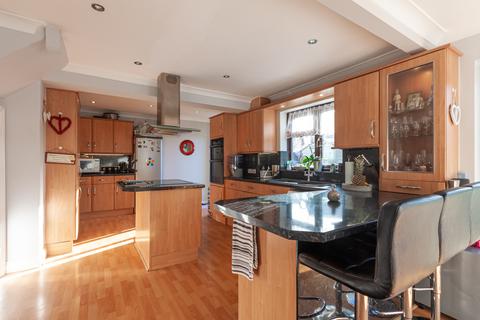 2 Canada Close, Telscombe Cliffs, Peacehaven, BN10 7JH