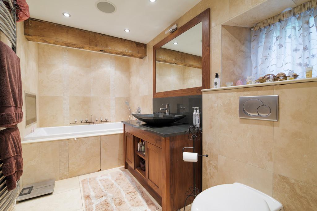 En-suite Bathroom to Master Bedroom Suite