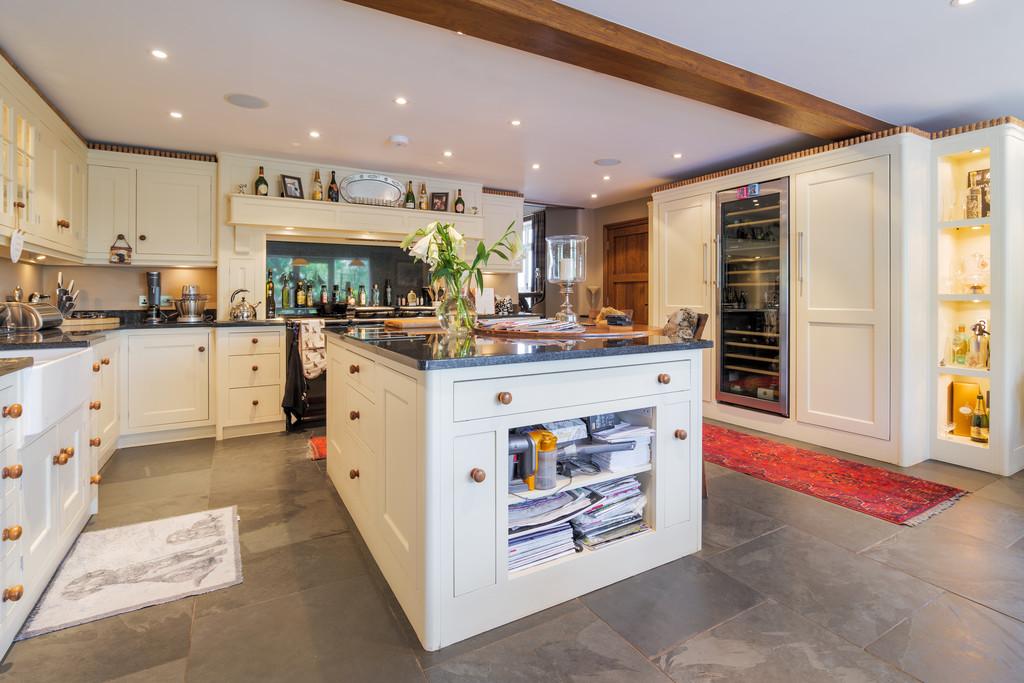 Splendid Living/Dining Kitchen