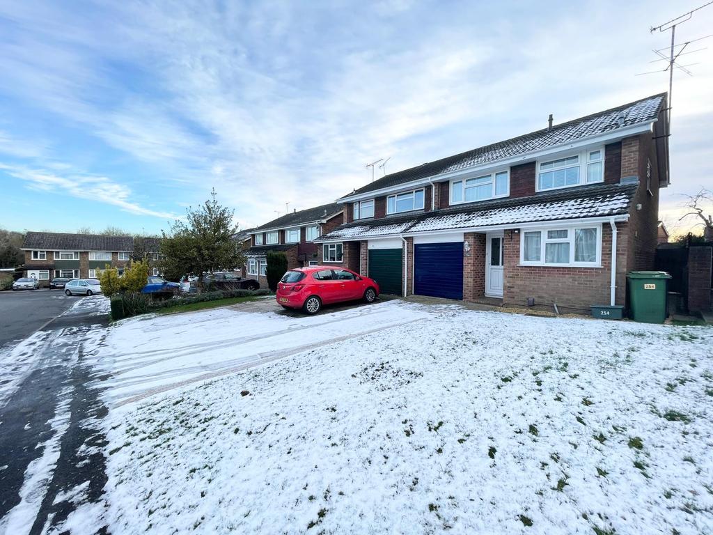 Britten Road, Basingstoke, Hampshire, RG22 3 bed semidetached house £1,300 pcm (£300 pw)