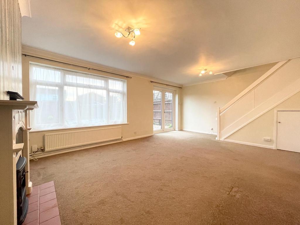 Britten Road, Basingstoke, Hampshire, RG22 3 bed semidetached house £1,300 pcm (£300 pw)