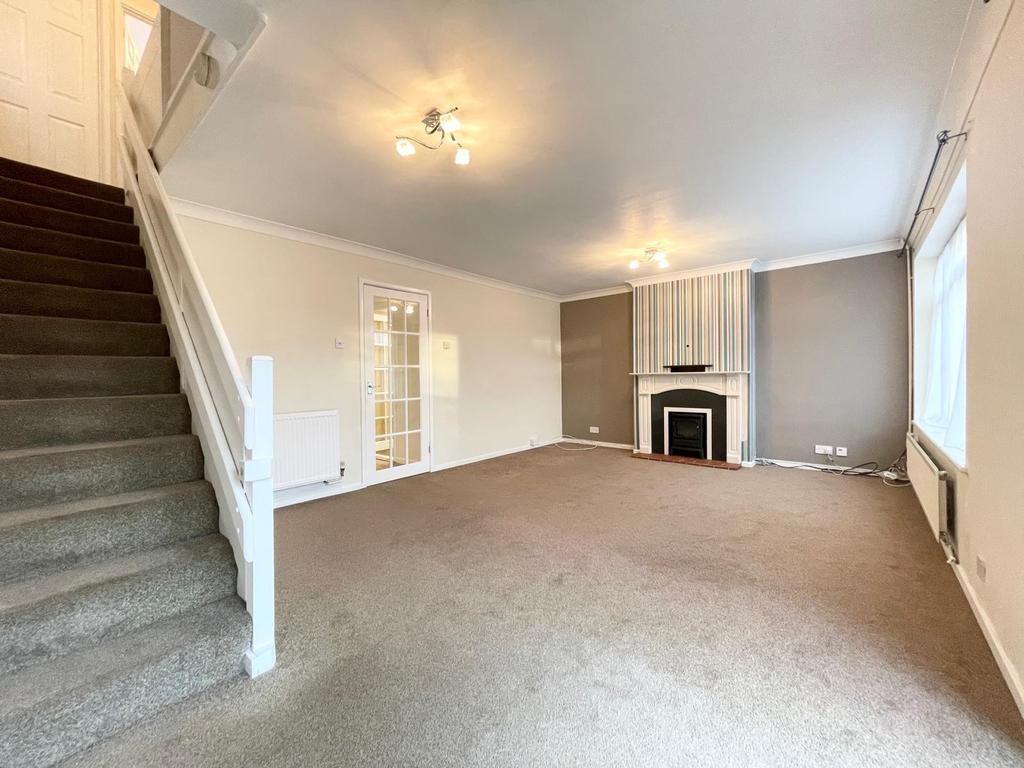 Britten Road, Basingstoke, Hampshire, RG22 3 bed semidetached house £1,300 pcm (£300 pw)