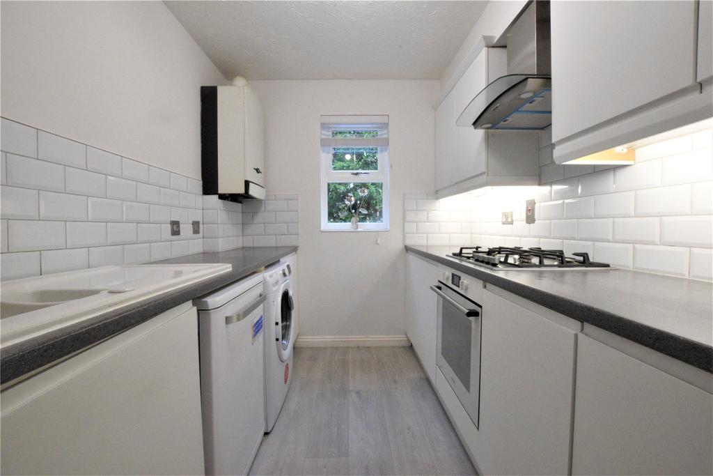 Portsmouth Road, Camberley, GU15 2 bed apartment £1,200 pcm (£277 pw)