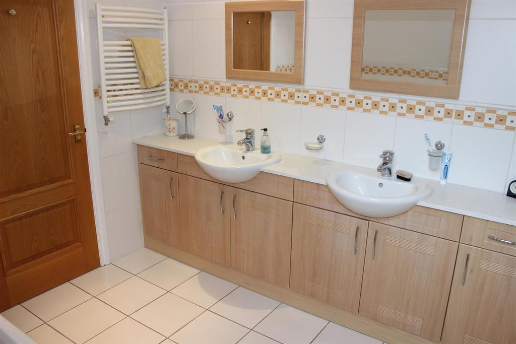 Luxury en suite bathroom