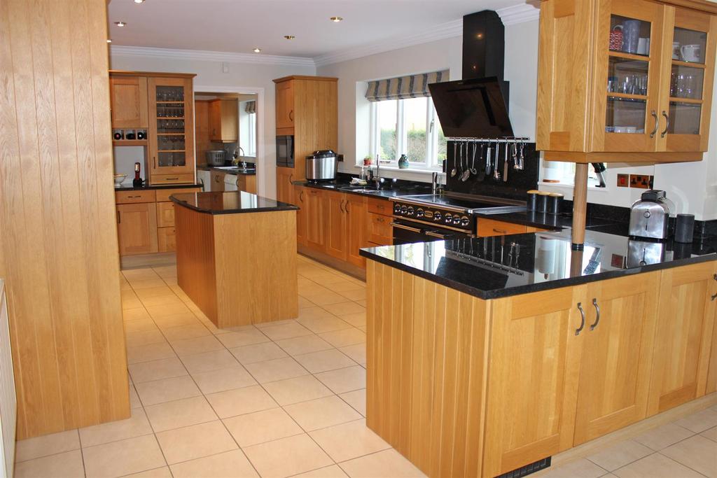 Superb family kitchen with breakfast area