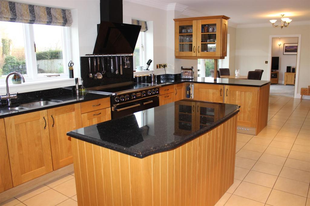 Superb family kitchen with breakfast area